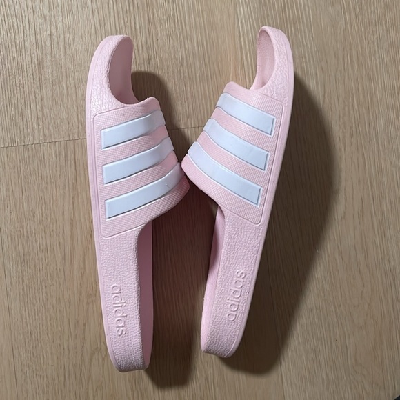 New Pink Adidas Slides Size 6. - Picture 3 of 4
